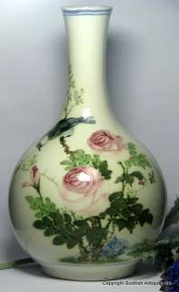 We have a magnificent Qing Dynasty Chinese Porcelain Vase which dates 