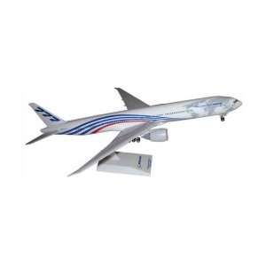    Skymarks Boeing World Plane B777 300 w/gear Toys & Games