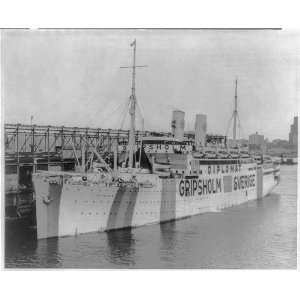   loading at NY harbor,interned Japanese civilians,1943