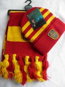 Harry Potter Hogwarts Hat & Scarf Beanie Gryffindor NEW  